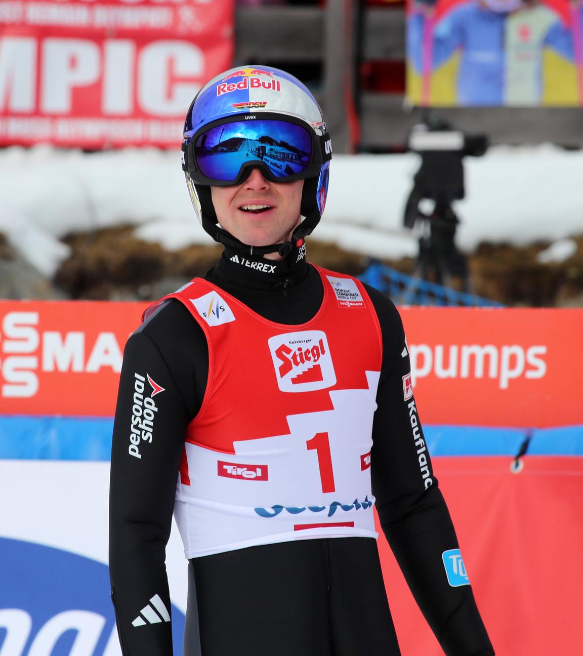 Der deutsche Nordische Kombinierer Vinzenz Geiger steht beim FIS Weltcup der Nordischen Kombination in Seefeld nach dem Sprung im Auslauf