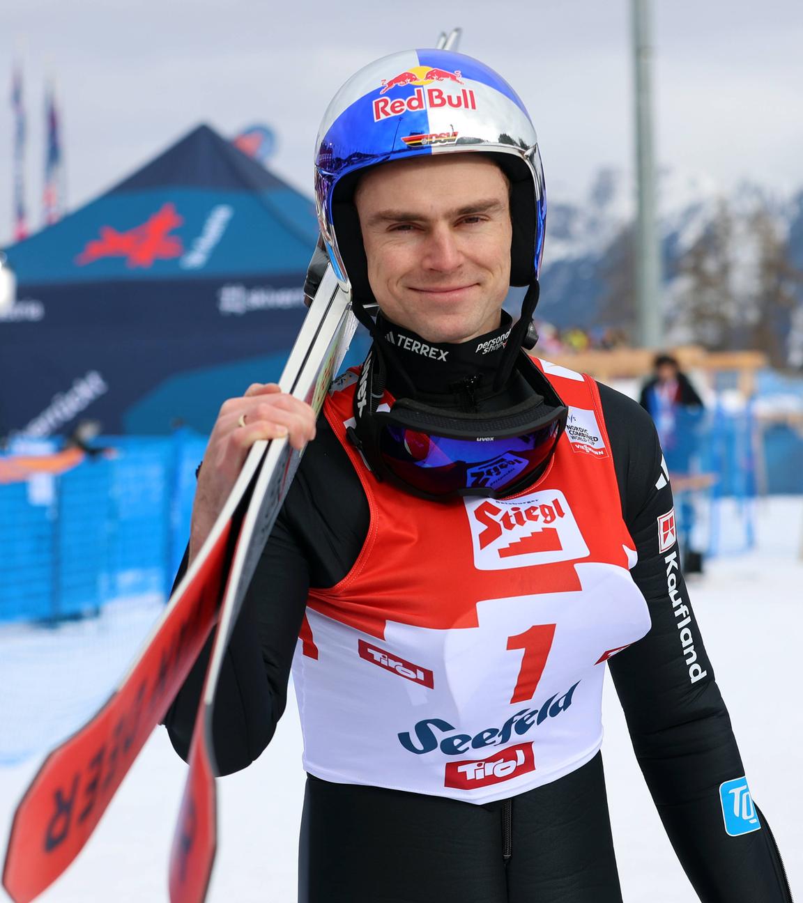 Der deutsche Nordische Kombinierer Vinzenz Geiger mit Ski auf der Schulter am 01.02.2026.