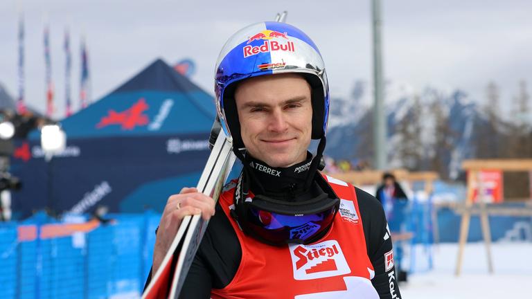 Der deutsche Nordische Kombinierer Vinzenz Geiger mit Ski auf der Schulter am 01.02.2026.