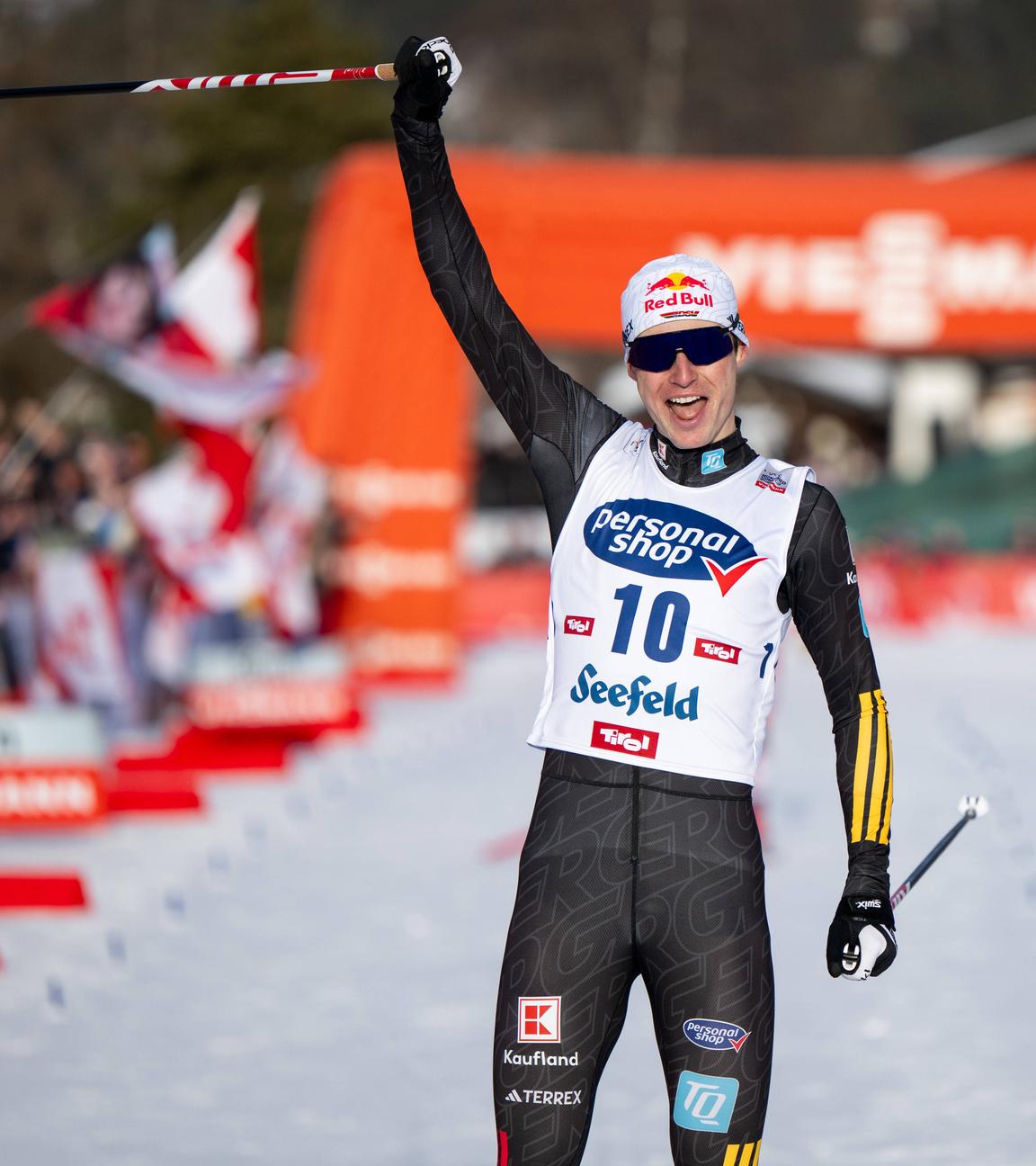 Der deutsche Nordische Kombinierer Vinzenz Geiger streckt jubeln seinen Skistock in die Höhe, nach seinem Sieg beim FIS Weltcup der Nordischen Kombination in Seefeld