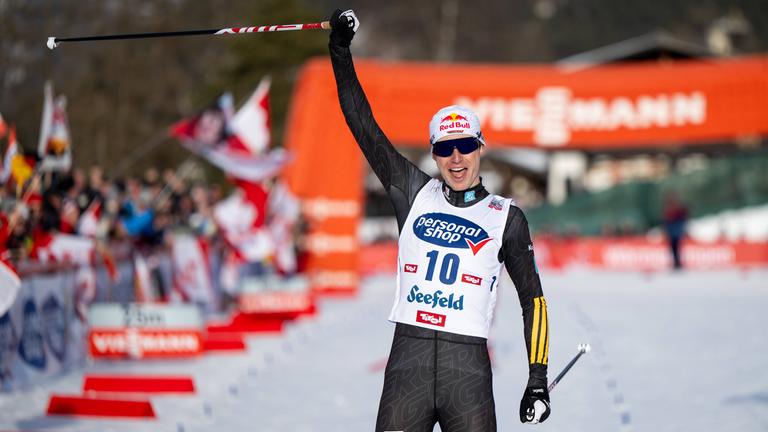 Der deutsche Nordische Kombinierer Vinzenz Geiger streckt jubeln seinen Skistock in die Höhe, nach seinem Sieg beim FIS Weltcup der Nordischen Kombination in Seefeld