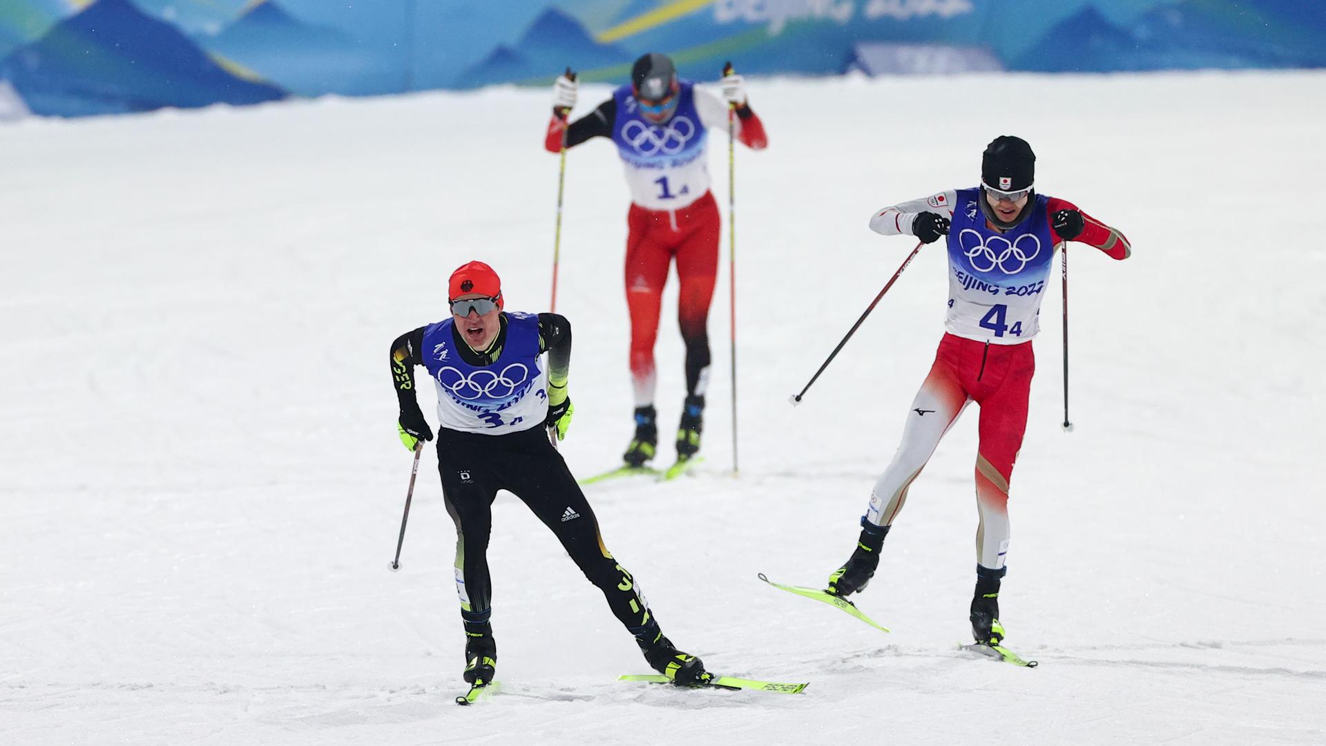 Vinzenz Geiger aus Deutschland (l) setzt sich auf der Zielgeraden vor Ryota Yamamoto (r) aus Japan durch und läuft zur Silbermedaille.