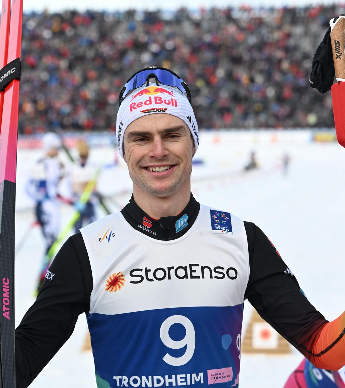 Vinzenz Geiger steht auf einer Skipiste und schaut lächelnd in die Kamera