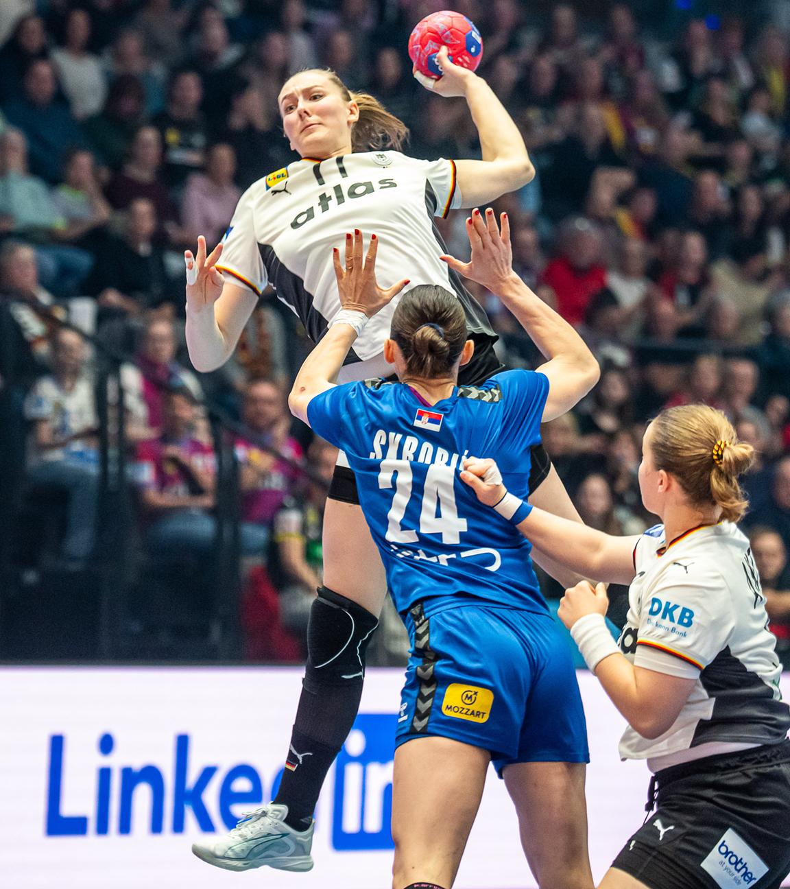 Die deutsche Nationalspielerin Viola Leuchter wirft im Spiel der Frauen Handball Weltmeisterschaft gegen Serbien den Ball auf das Tor