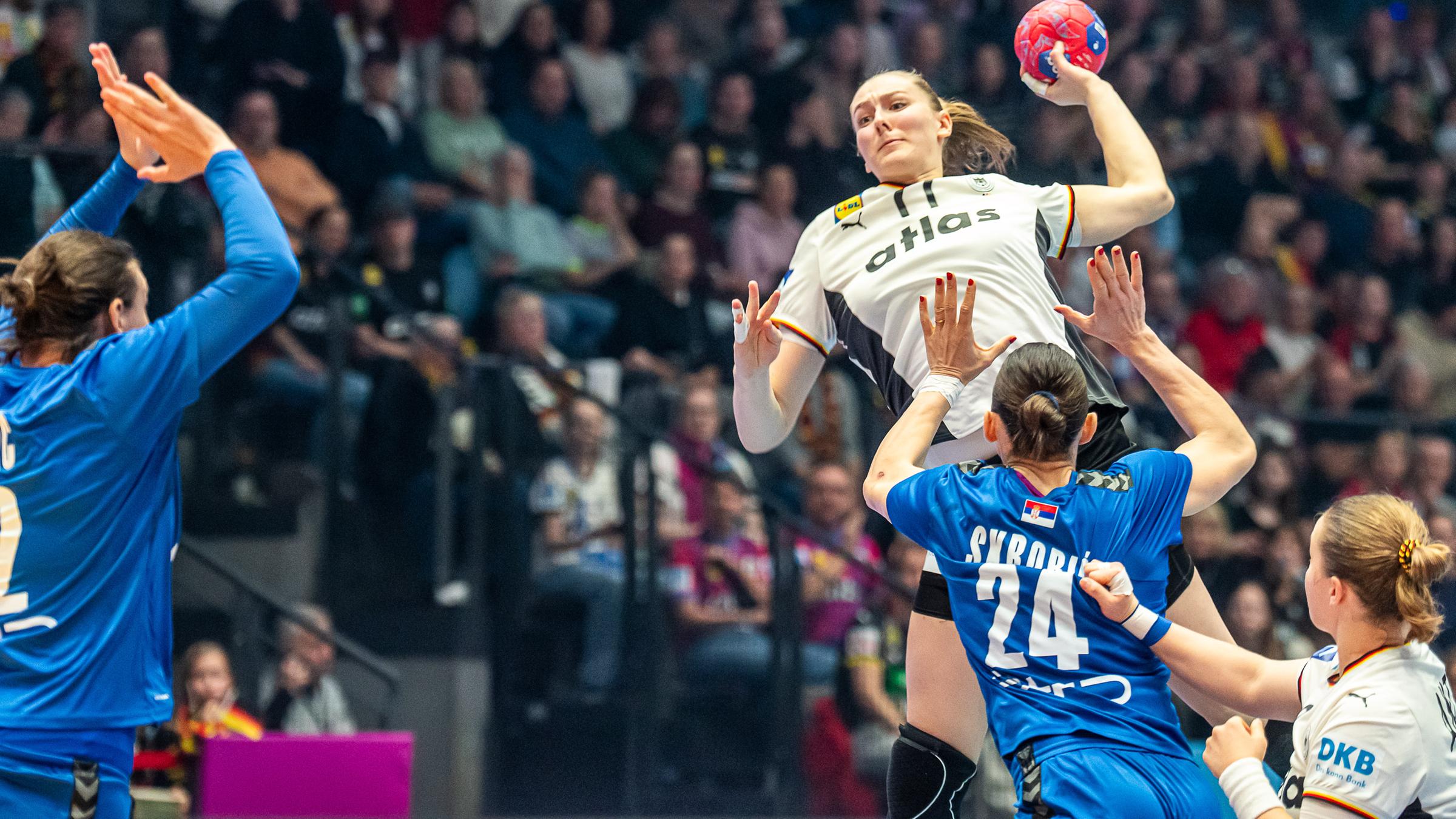 Die deutsche Nationalspielerin Viola Leuchter wirft im Spiel der Frauen Handball Weltmeisterschaft gegen Serbien den Ball auf das Tor