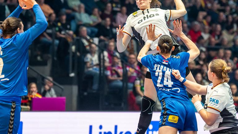Die deutsche Nationalspielerin Viola Leuchter wirft im Spiel der Frauen Handball Weltmeisterschaft gegen Serbien den Ball auf das Tor