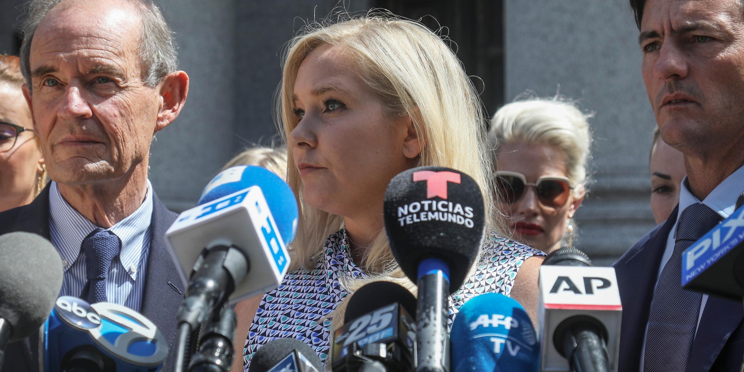 Virginia Giuffre spricht mit Reportern vor einem Gericht in Manhattan, New York, im August 2019
