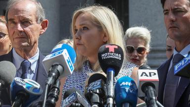 Virginia Giuffre spricht mit Reportern vor einem Gericht in Manhattan, New York, im August 2019
