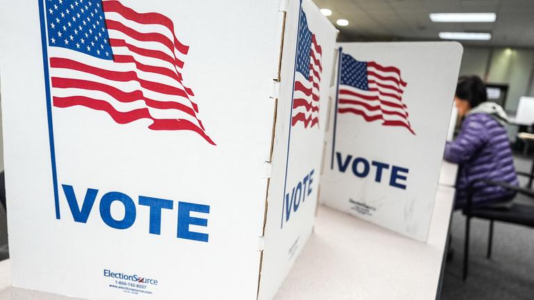 Eine Person gibt im Fairfax Government Center in Fairfax, ihre Stimme beim Referendum zur Neugliederung der Wahlbezirke in Virginia ab. 