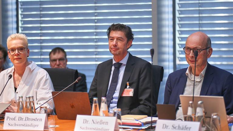 Berlin, Deutschland, 01.12.2025: Paul-Loebe-Haus: Anhoerung der Corona-Enquete-Kommission: Kristina Boehm, Christian Drosten und Johannes Niessen (v.l.n.r.)
