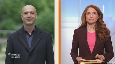 Virologe Jonas Schmidt-Chanasit lächelt beim Interview in die Kamera