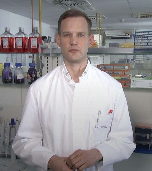 Virologe Prof. Dr. Hendrik Streeck im Labor zur Sars-CoV-2-Ausbreitung