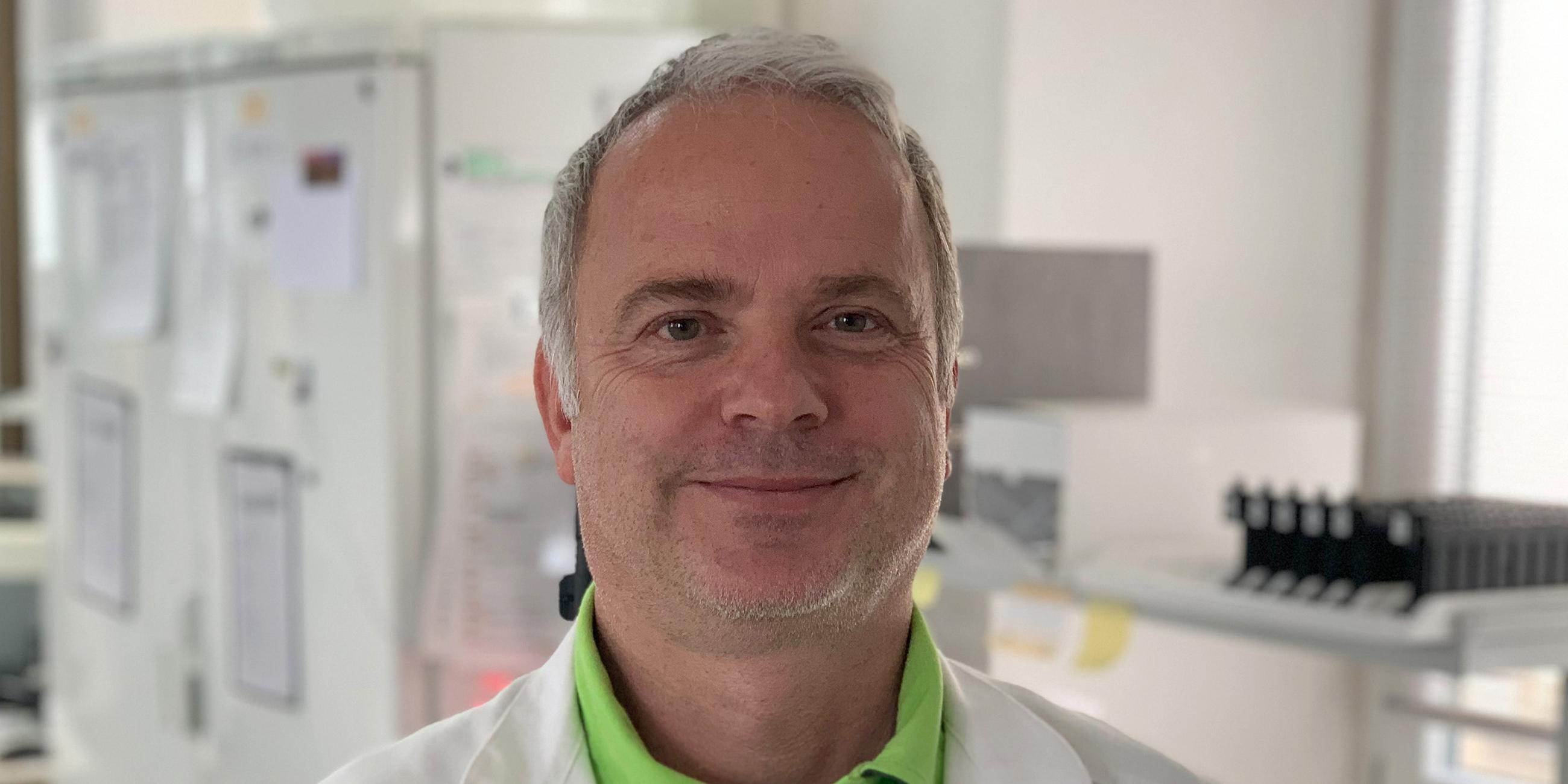 Hessen, Frankfurt/Main: Virologe Martin Stürmer steht in seinem Labor. Archivbild