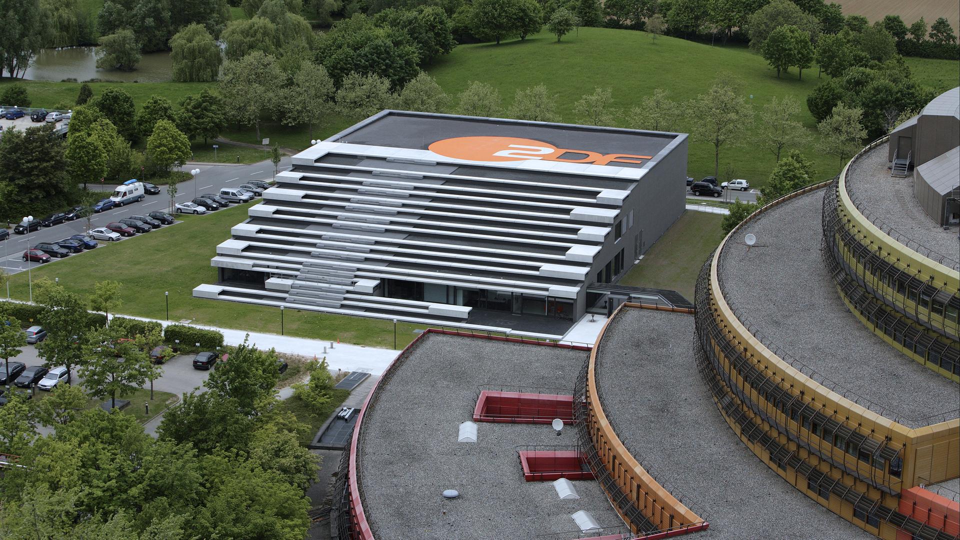 Archiv: Virtuelles Nachrichtenstudio des ZDF in Mainz, Luftaufnahme vom 01.06.2010