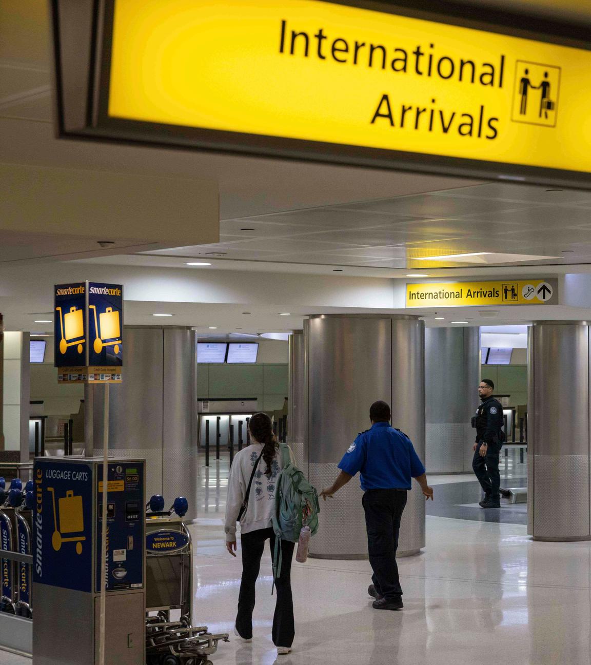 09.06.2025, USA, Newark: Menschen mit Koffern gehen durch das internationale Terminal des Newark Liberty International Airport.