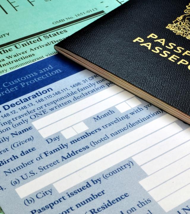 Ein Reisepass und Zollformulare für die USA.