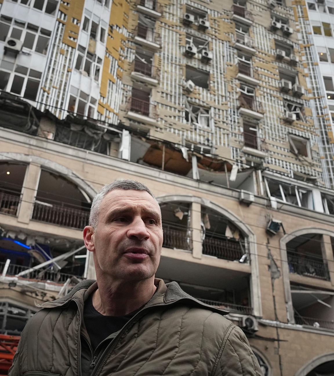 Vitali Klitschko, inspiziert die Schäden in der Nähe eines Wohnhauses, das von einem russischen Raketenangriff getroffen wurde.