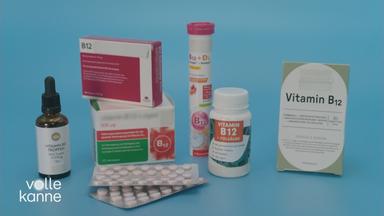 Verschiedene Vitamin B12 Präparate stehen auf einem blauen Untergrund. 