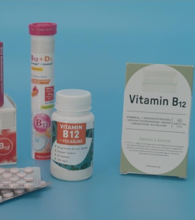 Verschiedene Vitamin B12 Präparate stehen auf einem blauen Untergrund. 
