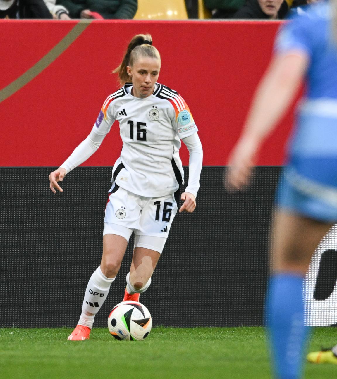 Die deutsche Fußballspielerin Vivien Endemann bei einem Qualifikationsspiel für die EM gegen Island im April 2024.