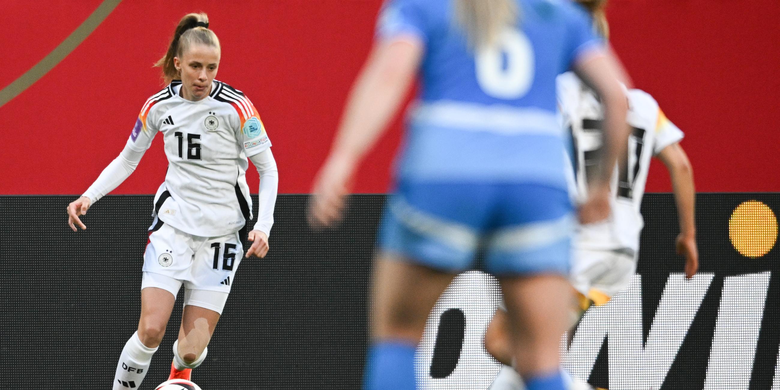 Die deutsche Fußballspielerin Vivien Endemann bei einem Qualifikationsspiel für die EM gegen Island im April 2024.