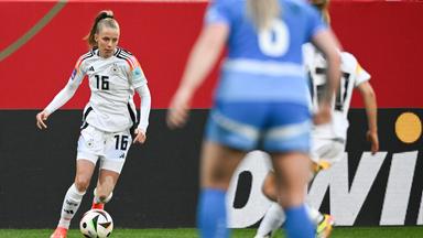 Die deutsche Fußballspielerin Vivien Endemann bei einem Qualifikationsspiel für die EM gegen Island im April 2024.