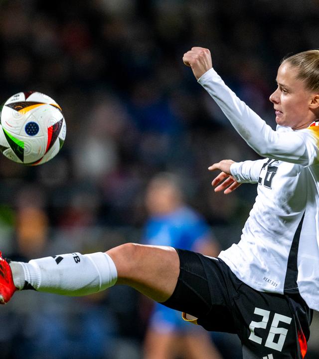 Vivien Endemann versucht, einen Ball zu stoppen