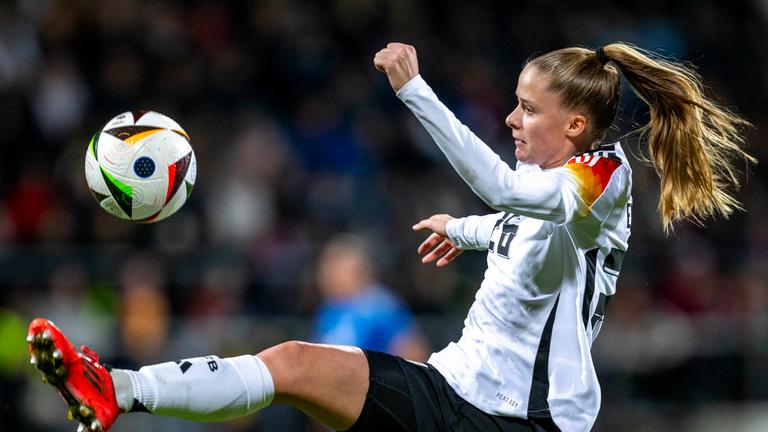 Vivien Endemann versucht, einen Ball zu stoppen