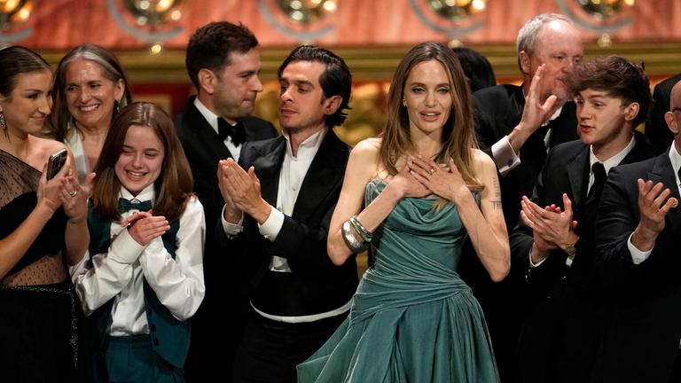 Vivienne Jolie-Pitt (M, l-r), Justin Levine, Angelina Jolie, Brody Grant und Mitglieder des Ensembles von 'The Outsiders' nehmen den Preis für das beste Musical während der 77. Tony Awards entgegen.