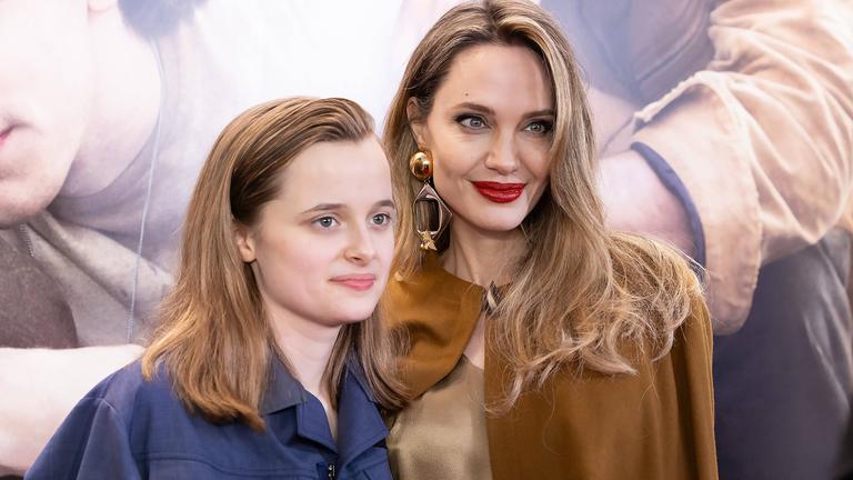 Vivienne Jolie-Pitt mit ihrer Mutter Angelina Jolie bei der Broadway-Premiere von „The Outsiders“ am 11.04.2024 in New York, USA.
