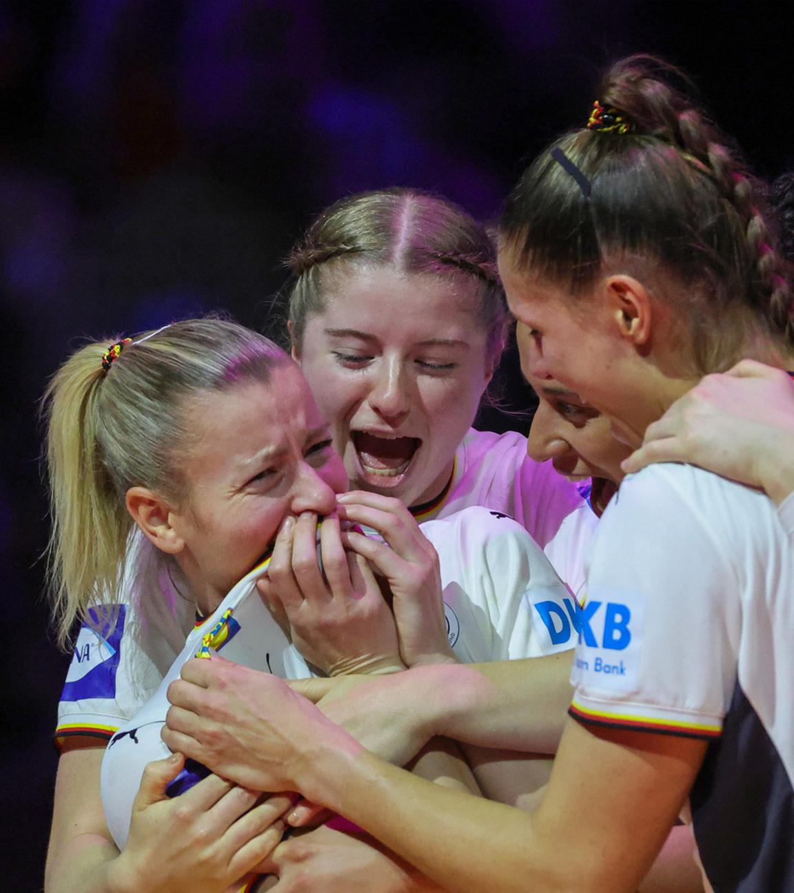 Das deutsche Frauen-Handballteam umarmt sich zu ihrem Siege zu der Vizeweltmeisterschaft am 14.12.2025.