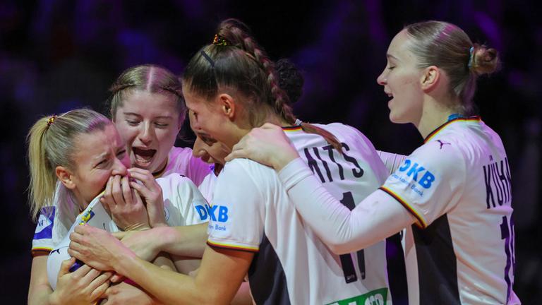 Das deutsche Frauen-Handballteam umarmt sich zu ihrem Siege zu der Vizeweltmeisterschaft am 14.12.2025.