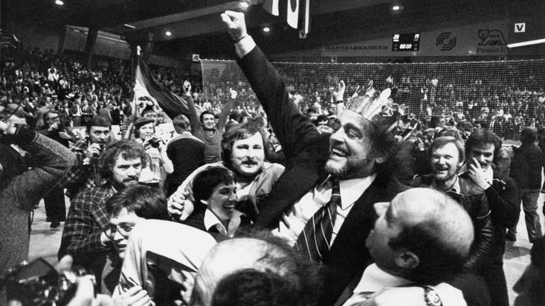 Vlado Stenzel, der jugoslawische Trainer der deutschen Handballnationalmannschaft, trägt lachend eine Krone, jubelt und wird gefeiert am 5.2.1978 in Kopenhagen.