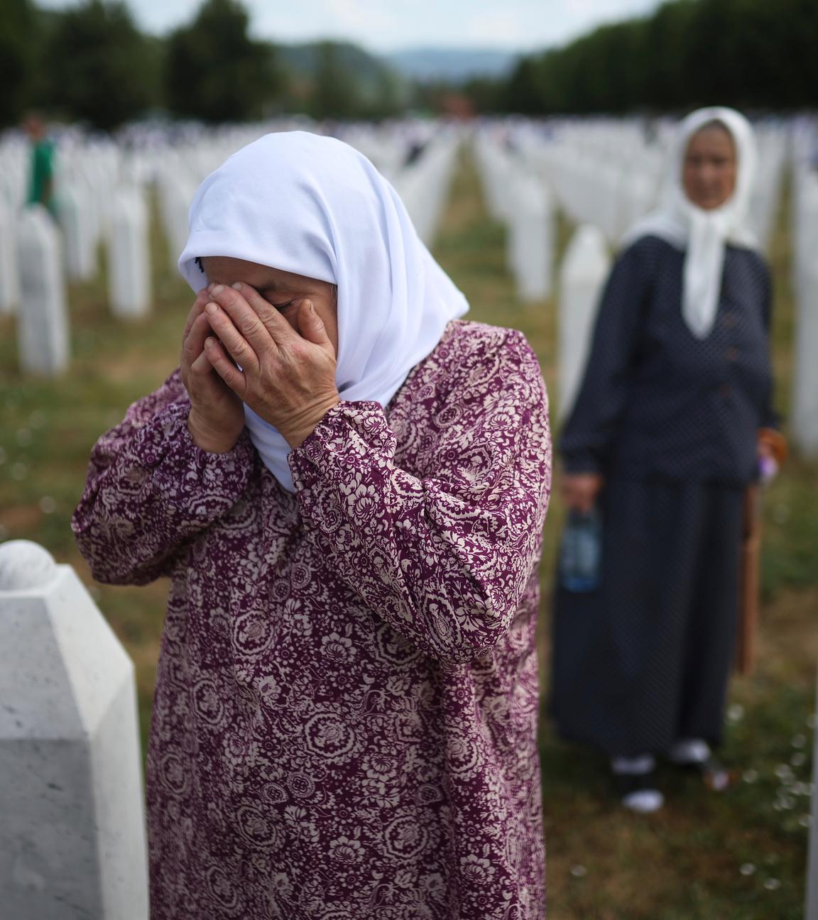 Eine Frau trauert am 30. Jahrestag des Massakers von Srebrenica neben dem Grab ihres Verwandten.