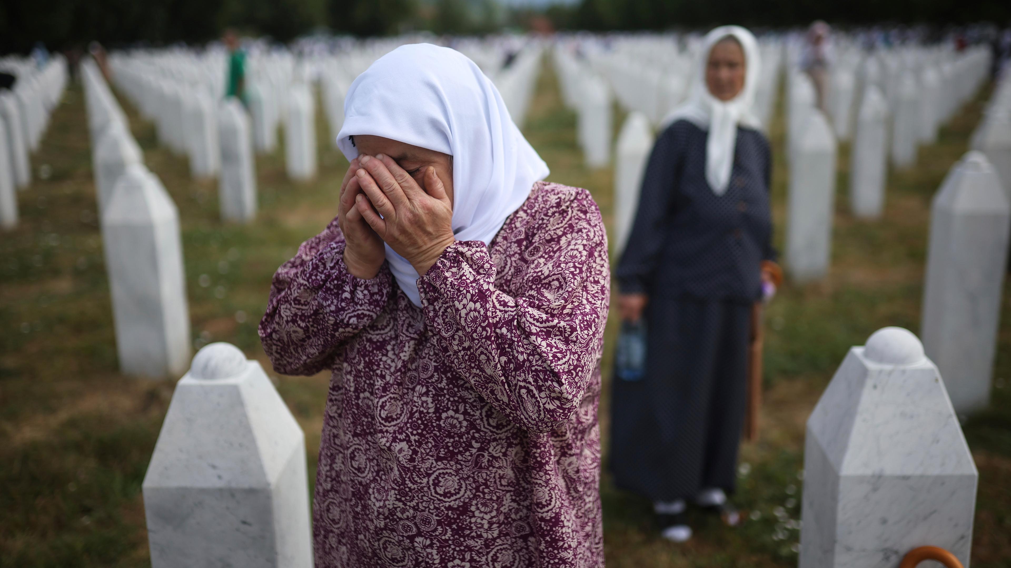 Eine Frau trauert am 30. Jahrestag des Massakers von Srebrenica neben dem Grab ihres Verwandten.