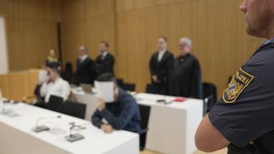 München: Die Angeklagten (vorne l und M) im Prozess gegen ein irakisches Ehepaar wegen der Versklavung zweier jesidischer Mädchen sitzen im Gerichtssaal.