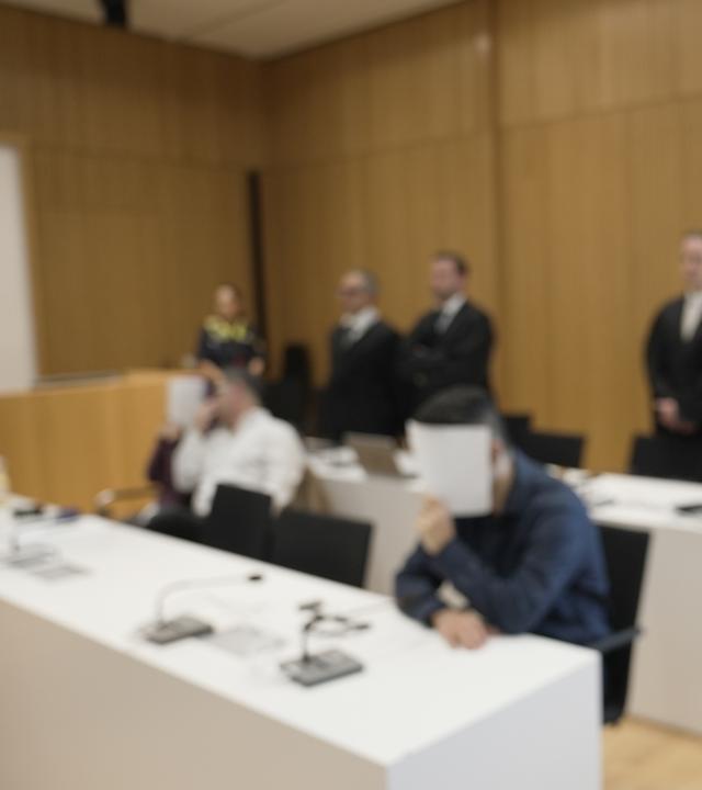 München: Die Angeklagten (vorne l und M) im Prozess gegen ein irakisches Ehepaar wegen der Versklavung zweier jesidischer Mädchen sitzen im Gerichtssaal.