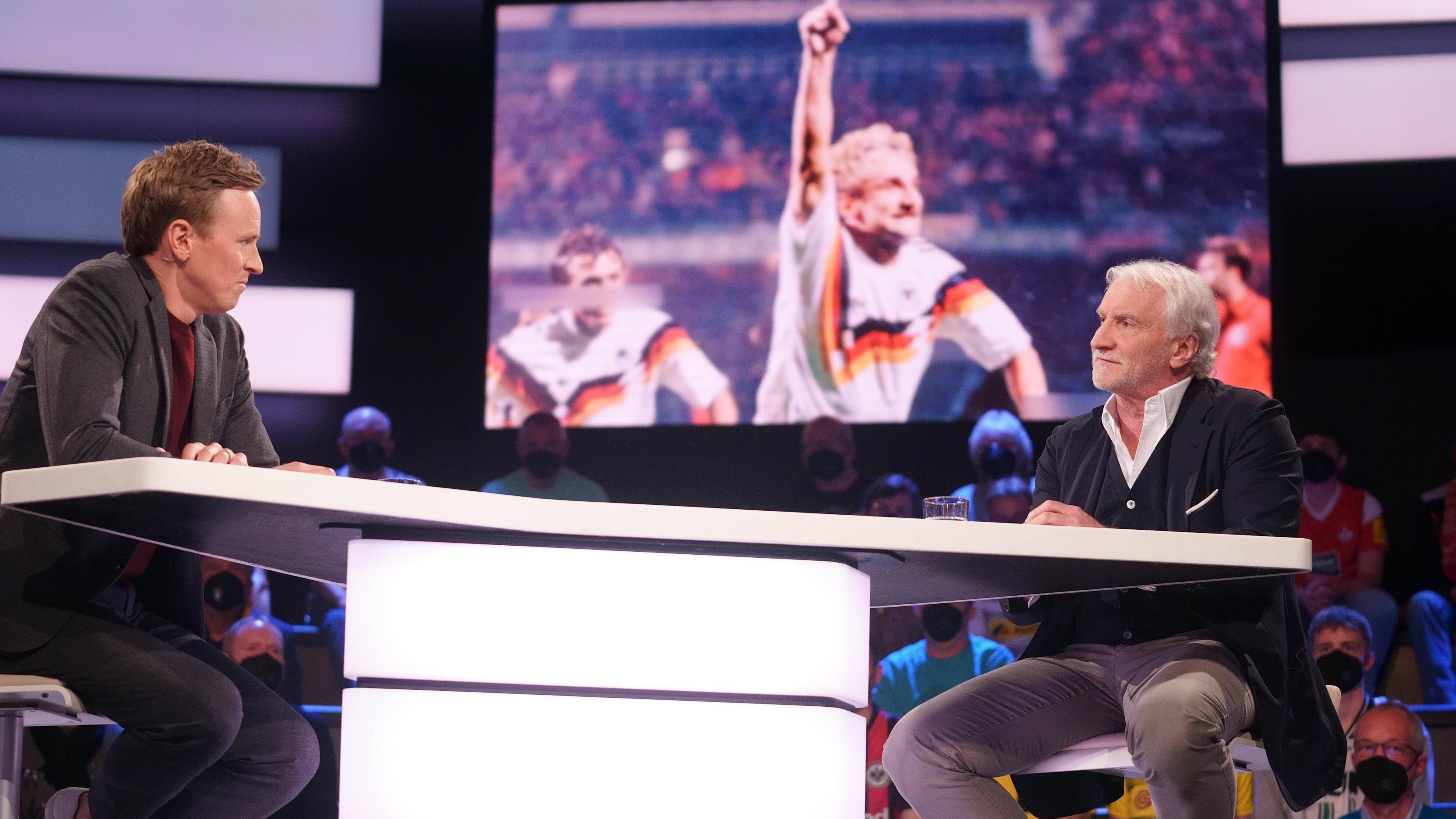 Moderator Jochen Breyer und sportstudio-Gast Rudi Völler in der Sendung am 30.4.2022