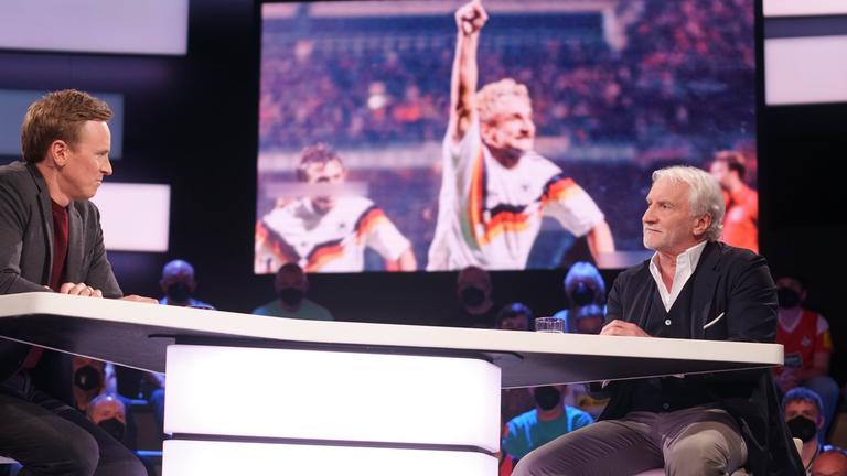 Moderator Jochen Breyer und sportstudio-Gast Rudi Völler in der Sendung am 30.4.2022