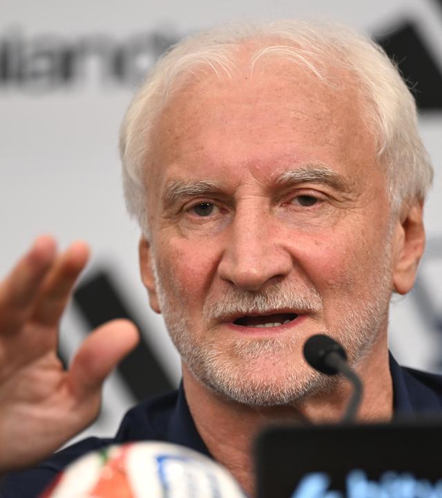 DFB-Sportdirektor Rudi Völler spricht bei einer Pressekonferenz