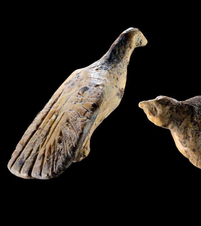 Zwei Vogelfiguren aus der eiszeitlichen Welterbehöhle 