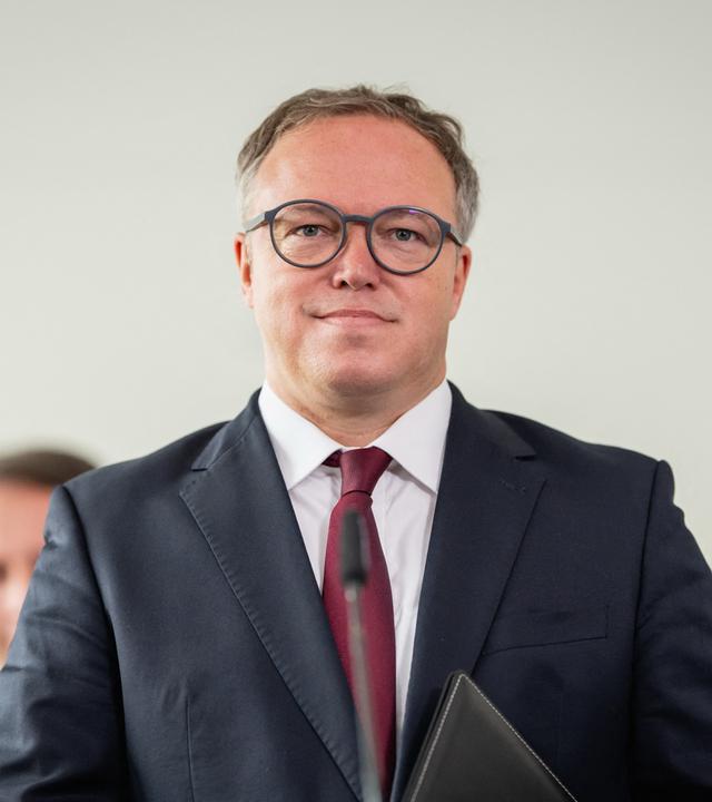 Ministerpräsident Voigt gibt ein Pressestatement im Thüringer Landtag. Nach dem Austritt aus der Partei wollen zehn bisherige BSW-Abgeordnete die Thüringer Landesregierung weiter mittragen. 