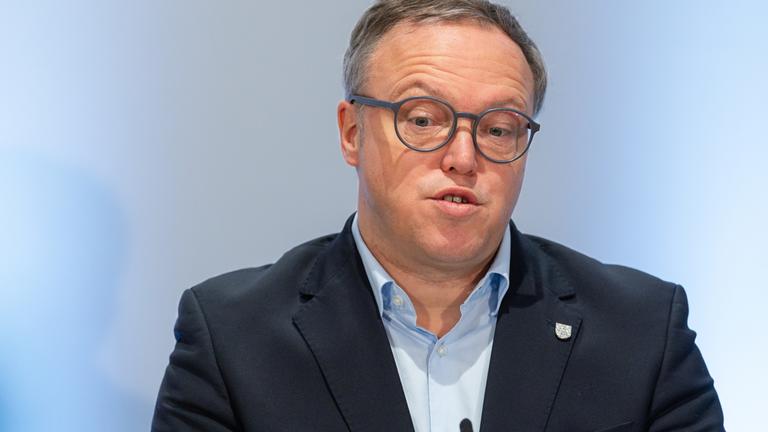 28.01.2026, Thüringen, Erfurt: Mario Voigt (CDU), Ministerpräsident von Thüringen, spricht in der Thüringer Staatskanzlei. 