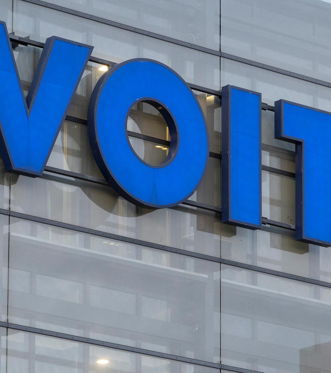 Vor dem Schriftzug an der Firmenzentrale von Voith leuchtet eine rote Ampel.