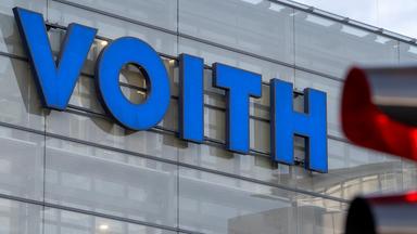 Vor dem Schriftzug an der Firmenzentrale von Voith leuchtet eine rote Ampel.