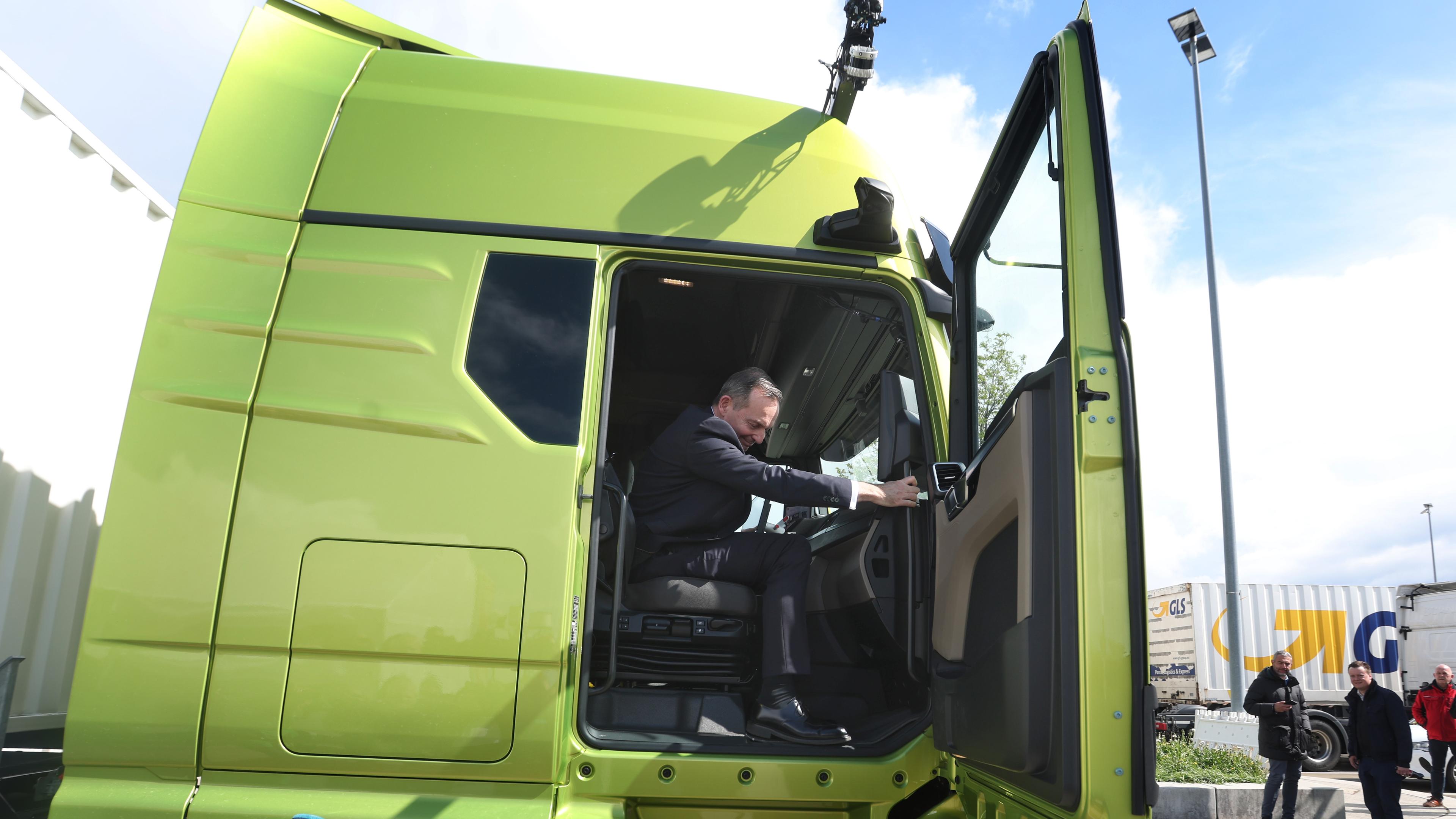 Volker Wissing steigt aus einem MAN-LKW, der autonom fahren kann am 18.04.2024.