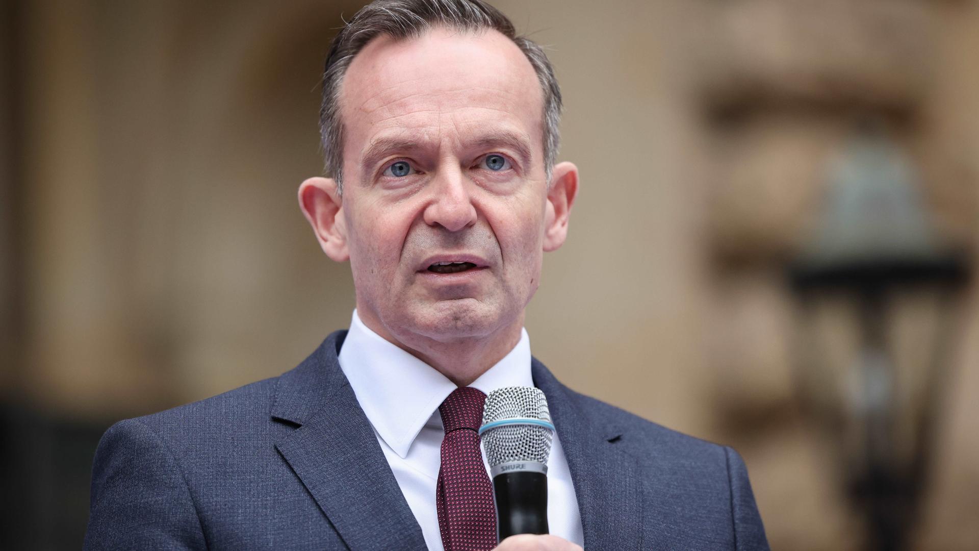 Verkehrsminister Volker Wissing während eines Pressetermins in Hamburg.