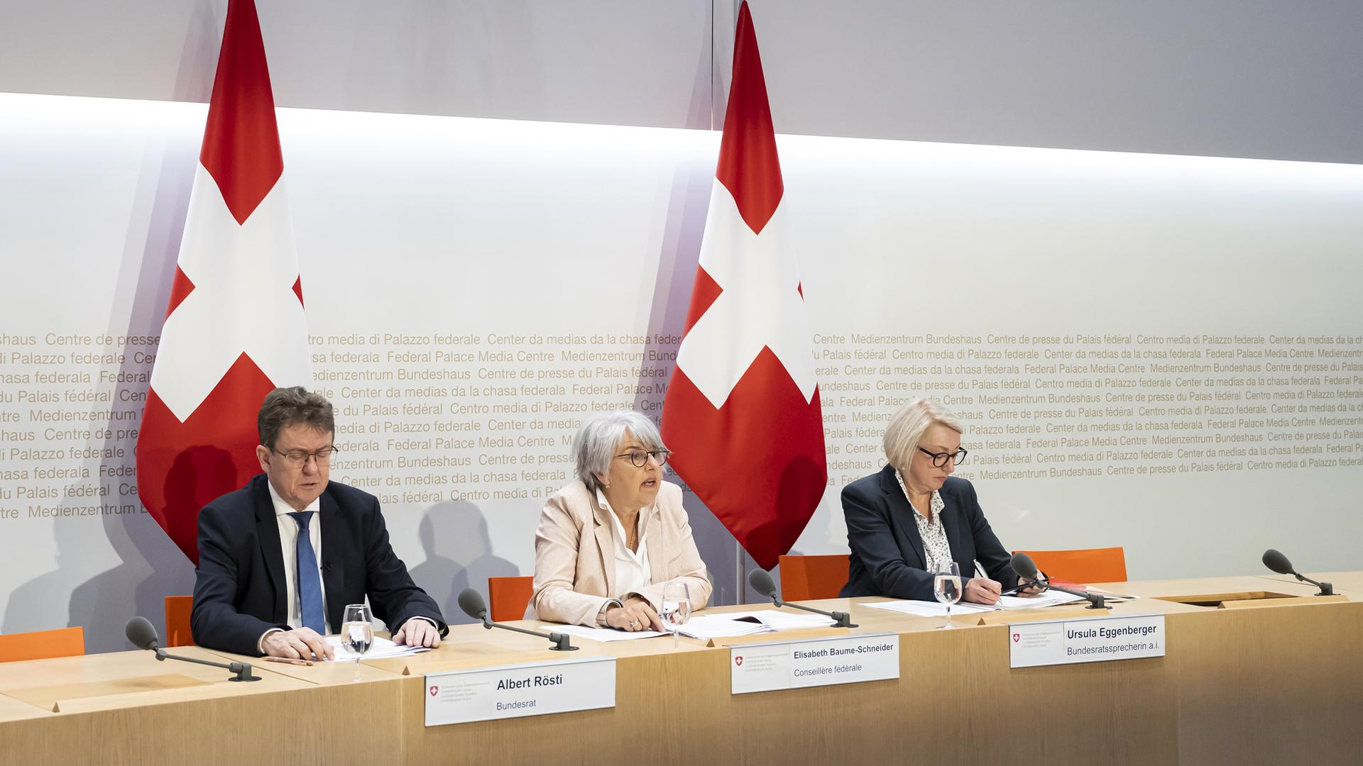 Bundesrätin Elisabeth Baume-Schneider spricht neben Bundesrat Albert Rösti und Ursula Eggenberger, Vizekanzlerin und vorläufige Bundesratssprecherin, während einer Medienkonferenz zu den Abstimmungsergebnissen