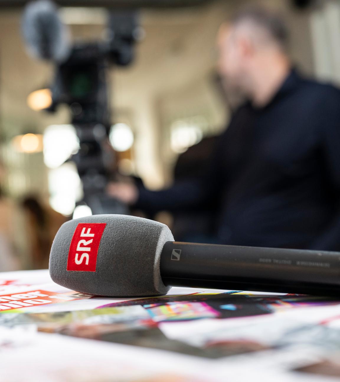 Ein mobiles Radio- und TV-Studio ist am 08.03.2026 in Bern für die Berichterstattung zur Volksinitiative "200 Franken sind genug! (SRG-Initiative)" eingerichtet.
