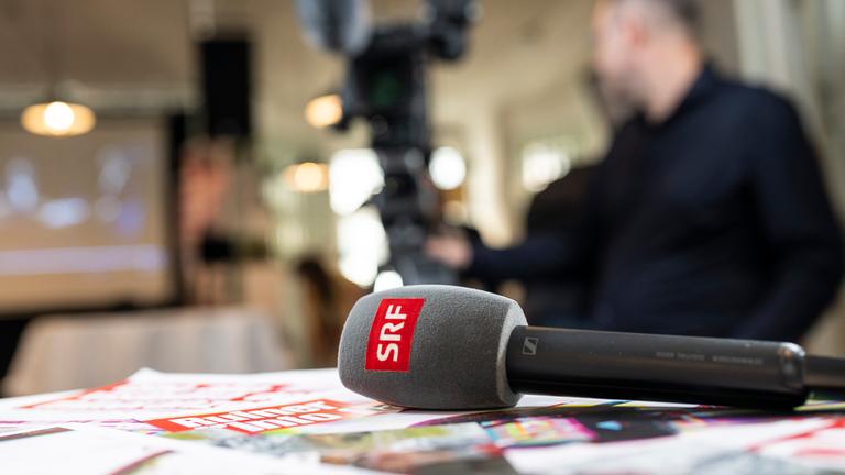 Ein mobiles Radio- und TV-Studio ist am 08.03.2026 in Bern für die Berichterstattung zur Volksinitiative "200 Franken sind genug! (SRG-Initiative)" eingerichtet.